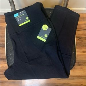 NWT 1X Xersion Capri Leggings. Black.